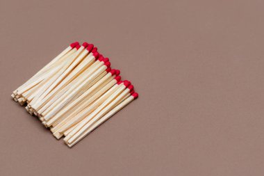 bir zanaat rengi arkaplanındaki eşleşmeler