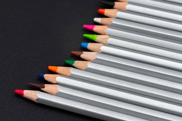 Crayons Bois Gris Avec Des Tiges Couleur Sur Fond Noir — Photo