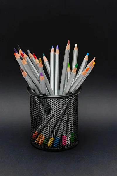 灰色木制铅笔 黑色底座上有彩色棒子 — 图库照片