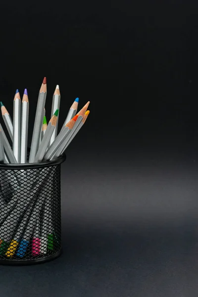 Szare Drewniane Ołówki Kolorowymi Prętami Podstawce Czarnym Tle — Zdjęcie stockowe