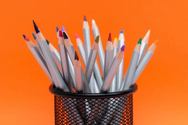 Crayons Bois Gris Avec Des Tiges Couleur Sur Fond Orange — Photo