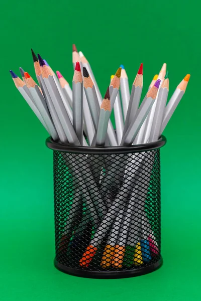 Crayons Bois Gris Avec Des Tiges Couleur Sur Fond Vert — Photo
