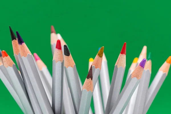 Crayons Bois Gris Avec Des Tiges Couleur Sur Fond Vert — Photo