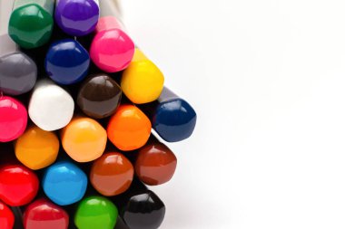 Beyaz arka planda renkli çubukları olan ahşap kalemlerin arkası.