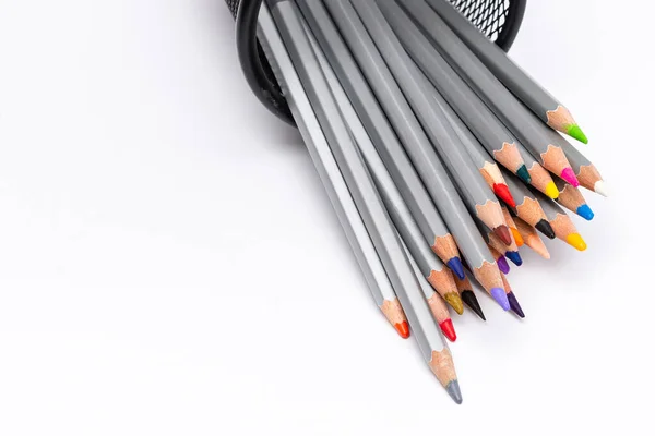 Beyaz Arka Planda Renkli Çubukları Olan Gri Tahta Kalemler — Stok fotoğraf