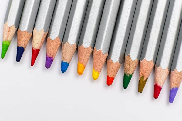 Crayons Bois Gris Avec Des Tiges Couleur Sur Fond Blanc — Photo