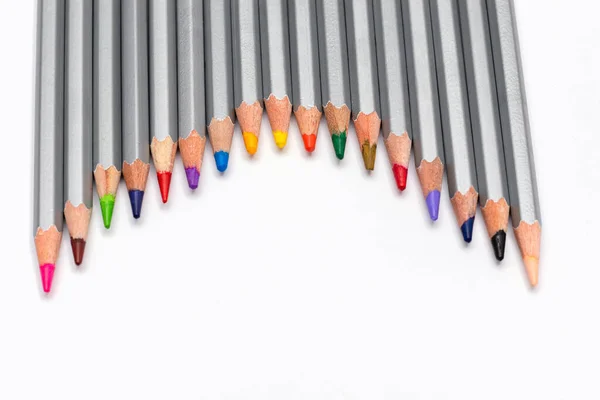 Beyaz Arka Planda Renkli Çubukları Olan Gri Tahta Kalemler — Stok fotoğraf