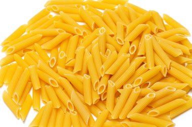 beyaz arkaplanda makarna