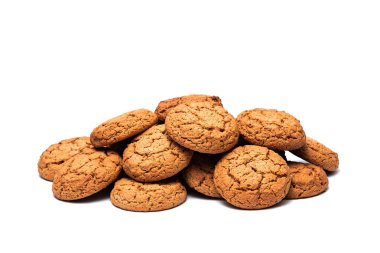 Beyaz arka planda yulaf ezmeli kurabiyeler