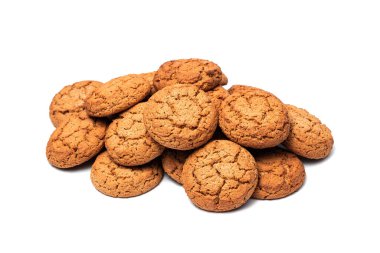 Beyaz arka planda yulaf ezmeli kurabiyeler