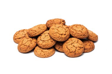 Beyaz arka planda çok sayıda yulaf ezmeli kurabiye