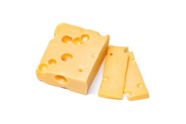 Beyaz arka planda delikleri olan peynir