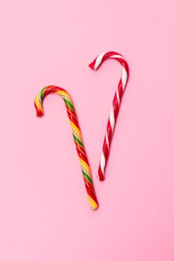 Pembe arka planda iki karamel baston.