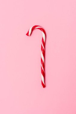 Pembe arka planda bir karamel kamış