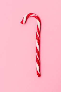 Pembe arka planda bir karamel kamış