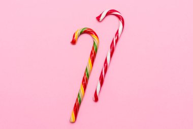 Pembe arka planda iki karamel baston.