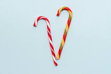 Mavi arkaplanda iki karamel kamış