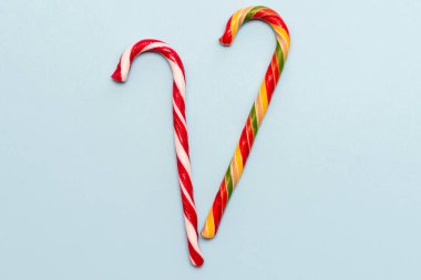 Mavi arkaplanda iki karamel kamış