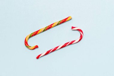 Mavi arkaplanda iki karamel kamış