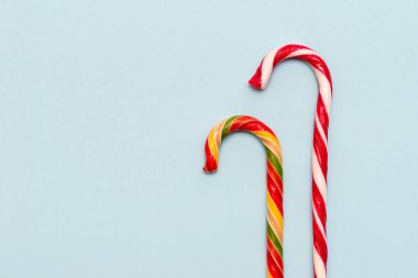 Mavi arkaplanda iki karamel kamış