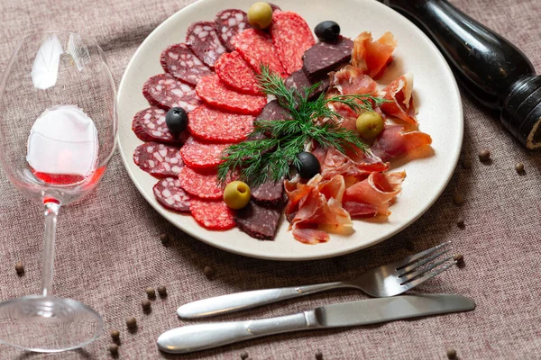 Salsicha Fatiada Com Basturma Azeitonas Ervas Uma Grande Placa Cerâmica — Fotografia de Stock