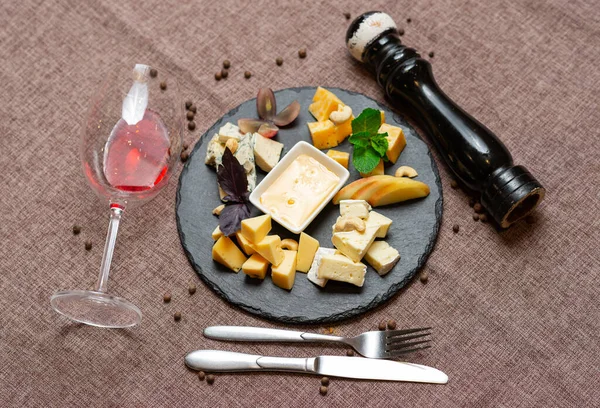 Meseta Piedra Queso Con Miel Nueces Menta Una Copa Vino — Foto de Stock