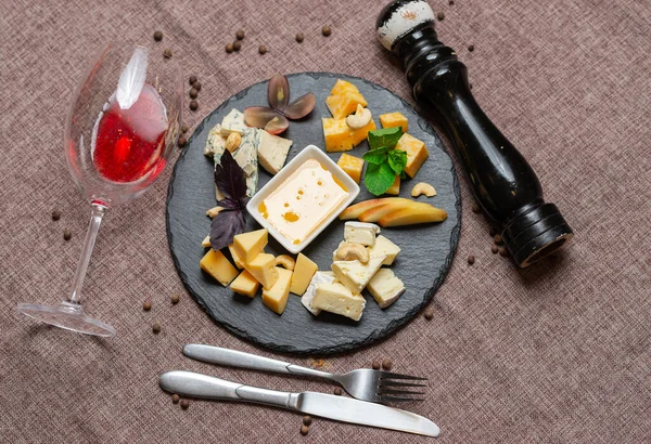 Meseta Piedra Queso Con Miel Nueces Menta Una Copa Vino — Foto de Stock