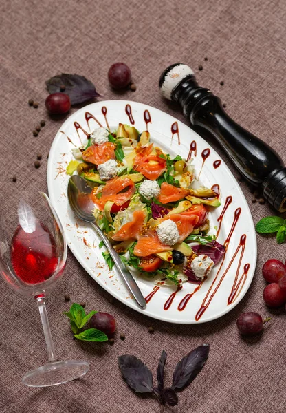 Ensalada Fresca Con Salmón Aguacate Queso Plato Blanco Grande Una — Foto de Stock