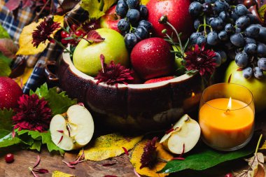 Arkaplanda elmalar, üzümler ve sonbahar yaprakları