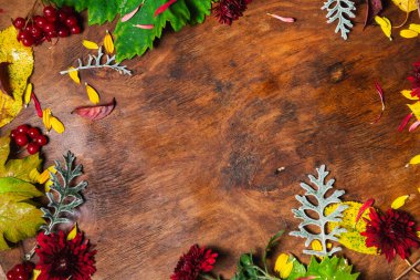 Tahtada sonbahar yaprakları