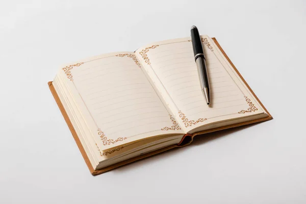 Otevřený Vintage Notebook Pero Bílém Pozadí — Stock fotografie