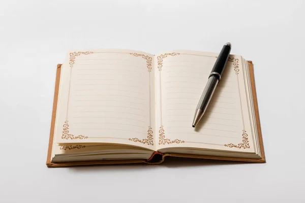 Otevřený Vintage Notebook Pero Bílém Pozadí — Stock fotografie