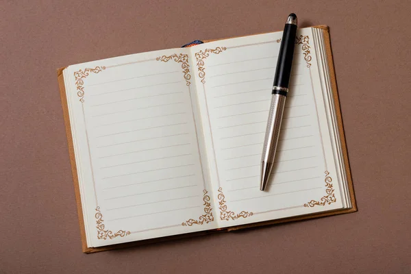 ヴィンテージノートとペンを茶色の背景に — ストック写真