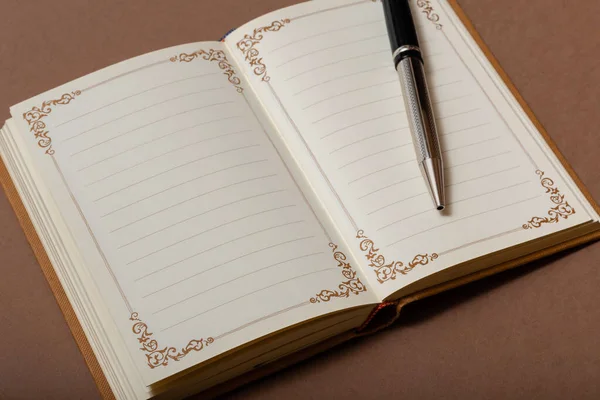 Aberto Vintage Notebook Caneta Fundo Marrom — Fotografia de Stock