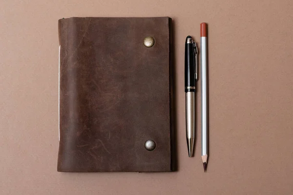 Notebook Kulit Vintage Dan Pensil Pada Latar Belakang Coklat — Stok Foto