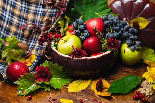 Podzimní Ovoce Jablka Hrozny Podzimní Listy Dřevěném Pozadí — Stock fotografie