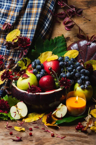 Jablka Hrozny Podzimní Listí Dřevěném Pozadí — Stock fotografie