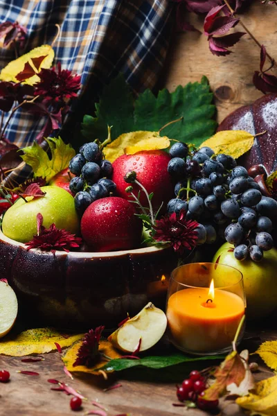 Jablka Hrozny Podzimní Listí Dřevěném Pozadí — Stock fotografie