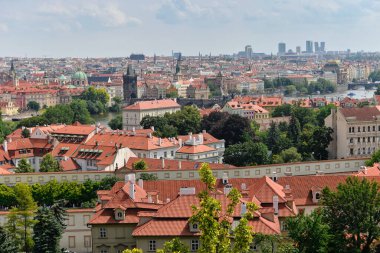 Çek Cumhuriyeti Prag kentinin kırmızı çatılarının panoramik manzarası, 27 Temmuz 2019