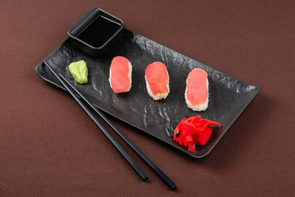 Sushi Sashimi Tonhallal Gyömbérrel Wasabival Szójaszósszal Evőpálcikával Sushi Hoz Fekete — Stock Fotó