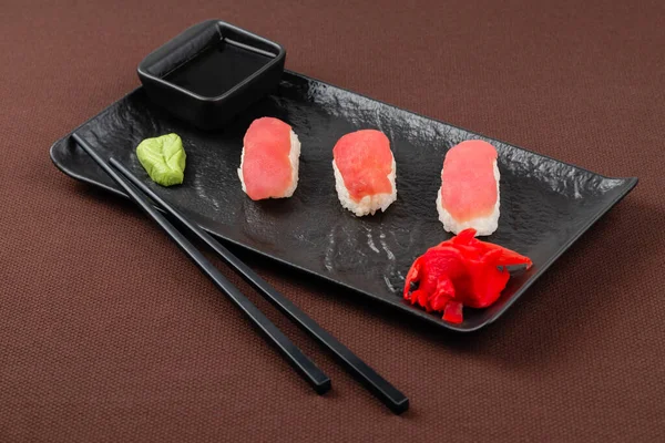Sushi Sashimi Tonhallal Gyömbérrel Wasabival Szójaszósszal Evőpálcikával Sushi Hoz Fekete — Stock Fotó