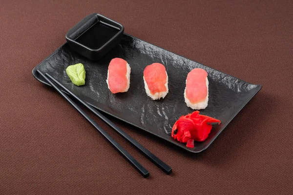 Sushi Sashimi Tonhallal Gyömbérrel Wasabival Szójaszósszal Evőpálcikával Sushi Hoz Fekete — Stock Fotó