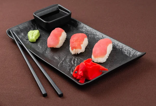 Sushi Sashimi Tunakkal Gyömbérrel Wasabival Szójaszósszal Evőpálcikával Sushi Hoz Fekete — Stock Fotó