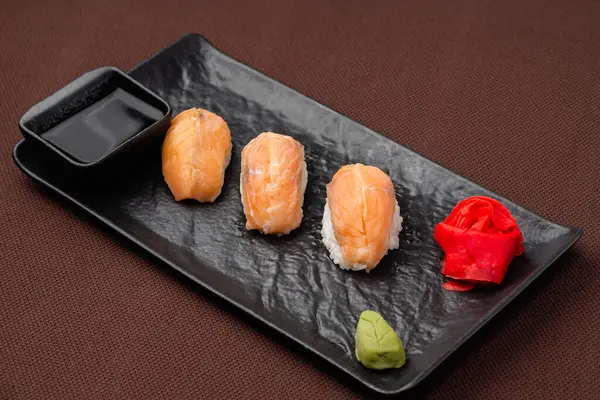 Sushi Sashimi Mit Lachs Ingwer Wasabi Sojasauce Auf Schwarzem Teller — Stockfoto