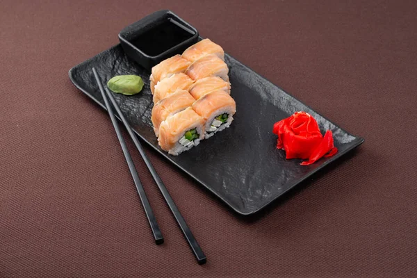 Sushi Lazaccal Tonhallal Rizzsel Gyömbérrel Szójaszósszal Evőpálcikával Fekete Tányéron Barna — Stock Fotó