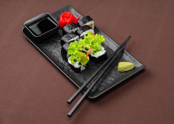 Sushi Mit Lachs Thunfisch Reis Gemüse Ingwer Sojasauce Und Essstäbchen — Stockfoto