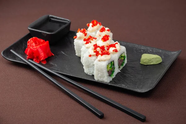 Sushi Mit Lachs Thunfisch Reis Ingwer Sojasauce Und Essstäbchen Für — Stockfoto