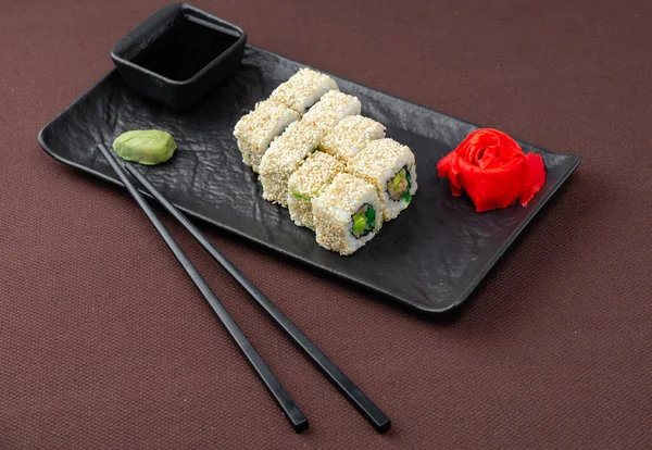 Sushi Mit Lachs Thunfisch Reis Ingwer Sojasauce Und Essstäbchen Für — Stockfoto