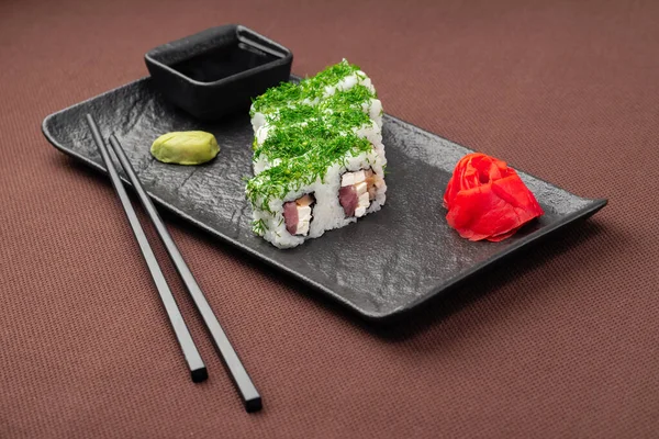 Sushi Com Salmão Atum Arroz Gengibre Molho Soja Pauzinhos Para — Fotografia de Stock