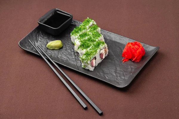 Sushi Mit Lachs Thunfisch Reis Ingwer Sojasauce Und Essstäbchen Für — Stockfoto